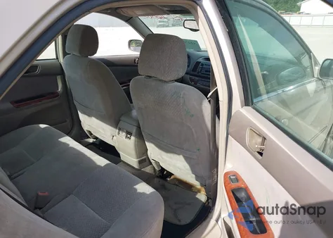 2002 Toyota Camry Xle z USA, uszkodzony, nr VIN 4T1BE32K12U062959